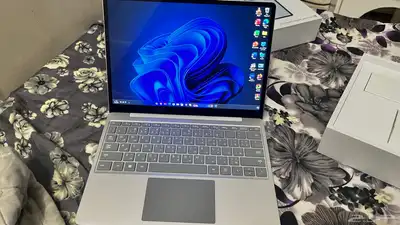 لابتوب سيرفيس 0