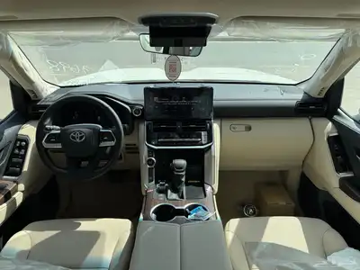 تويوتا لاندكروزر GXR4 بنزين 2025 5