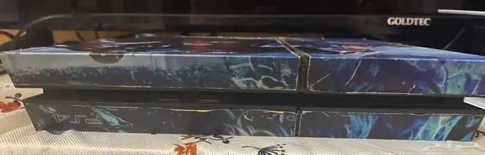 سوني 4 مستعمل مع يد جديده و يد للديكور تقدر تستفيد منها 3