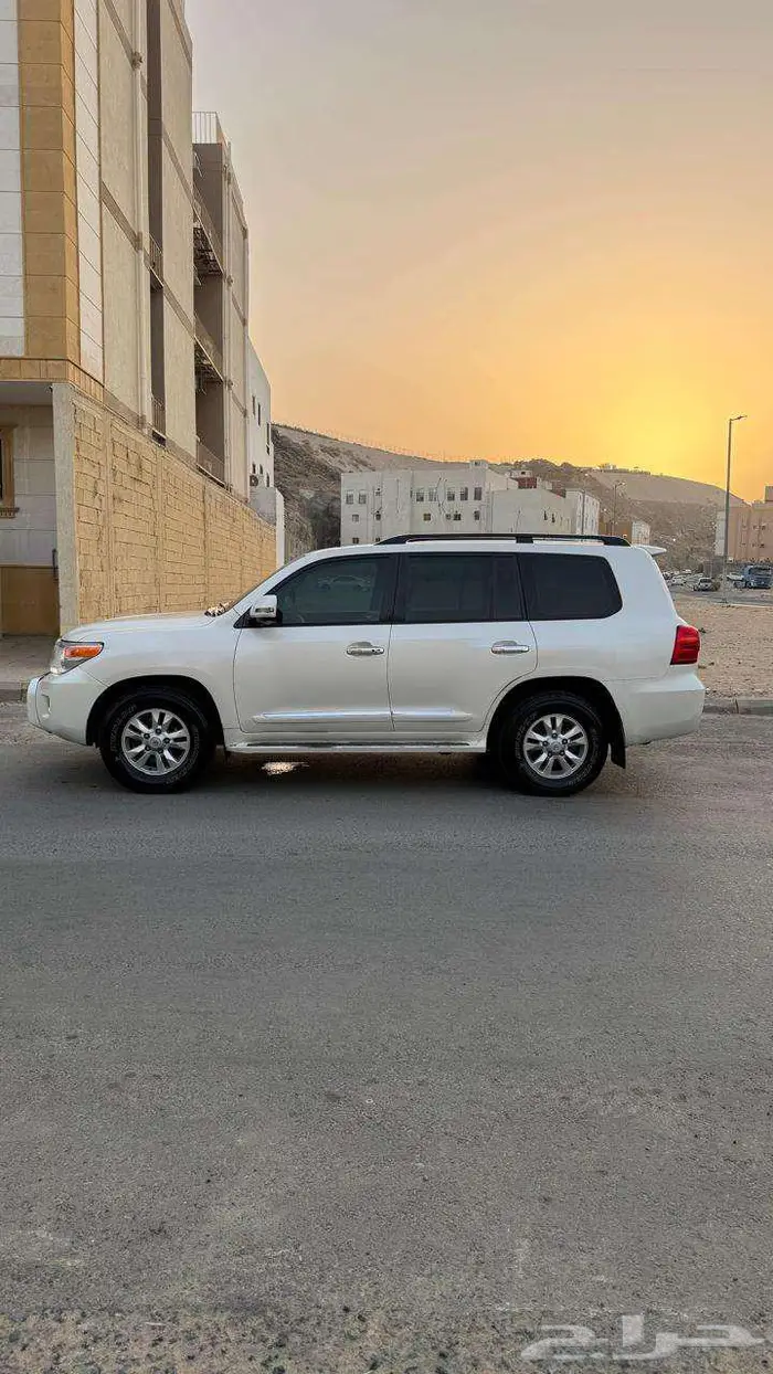 لاندكروزور 2015 GXR.V6 24