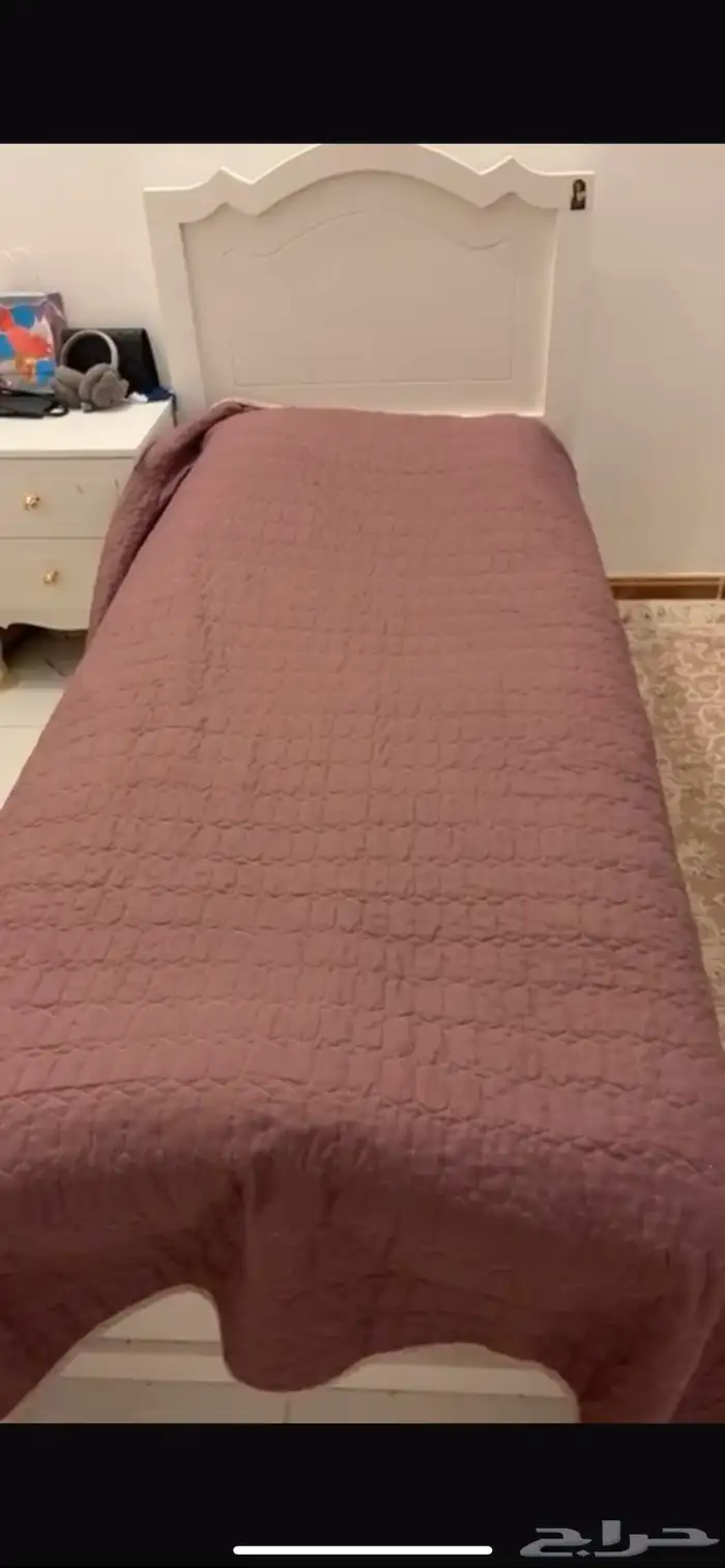 سريرين وفرشة وطاولتين 0