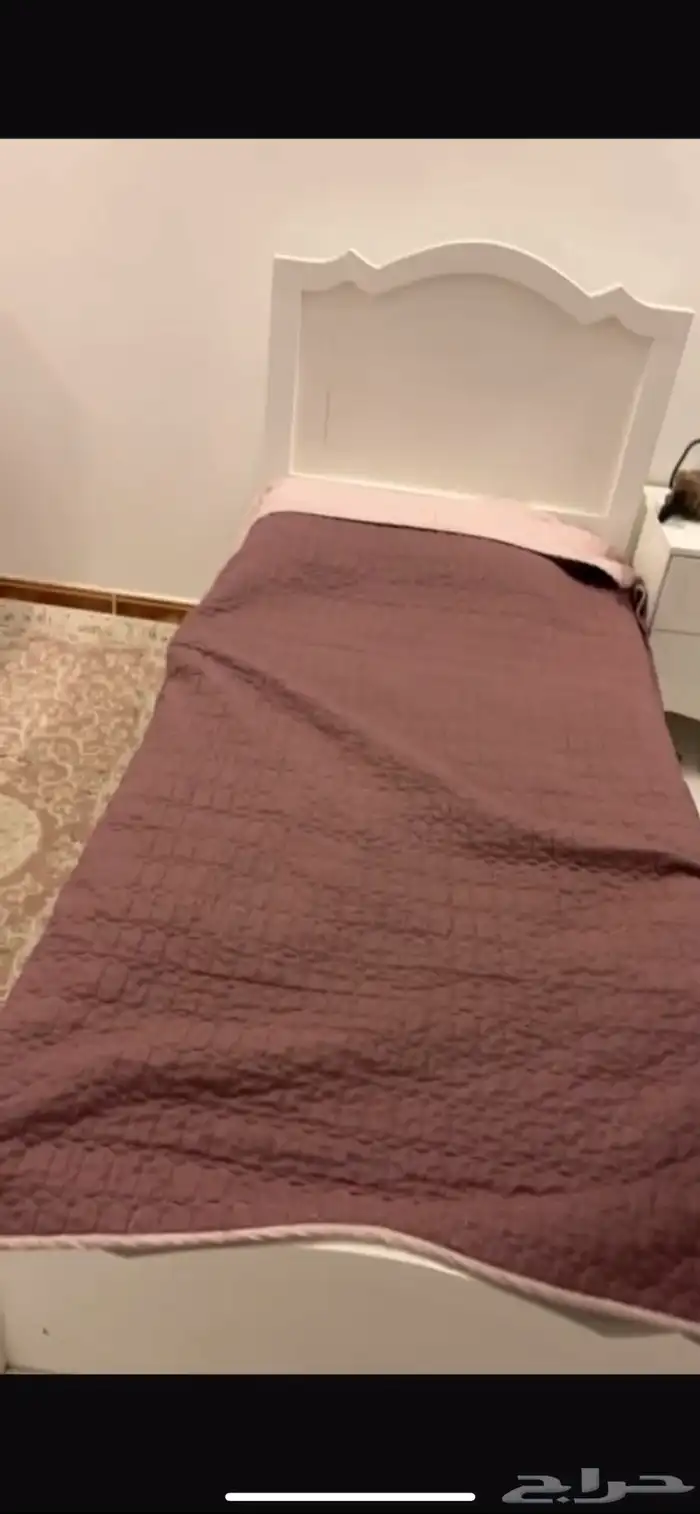 سريرين وفرشة وطاولتين 1