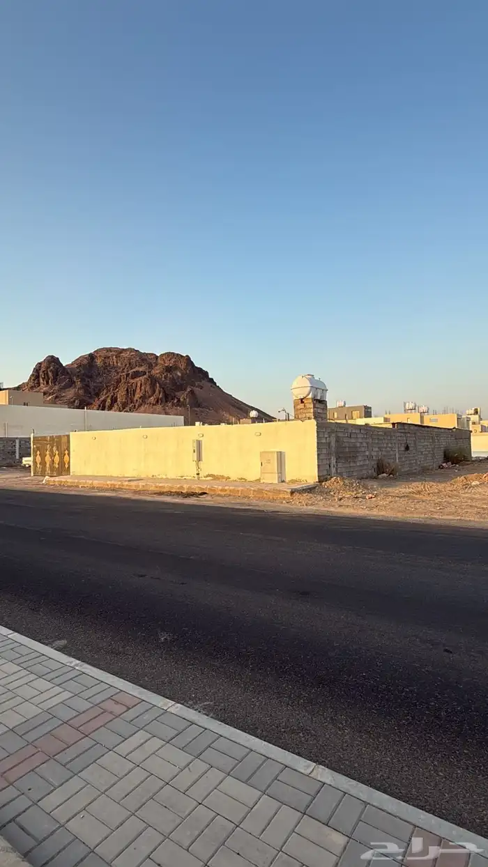 حوش للبيع على شارع تجاري في مخطط حمراء الاسد 1