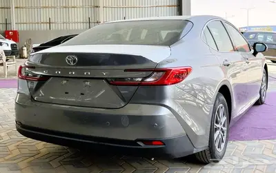 تويوتا كامري بنزين E موديل 2025 3