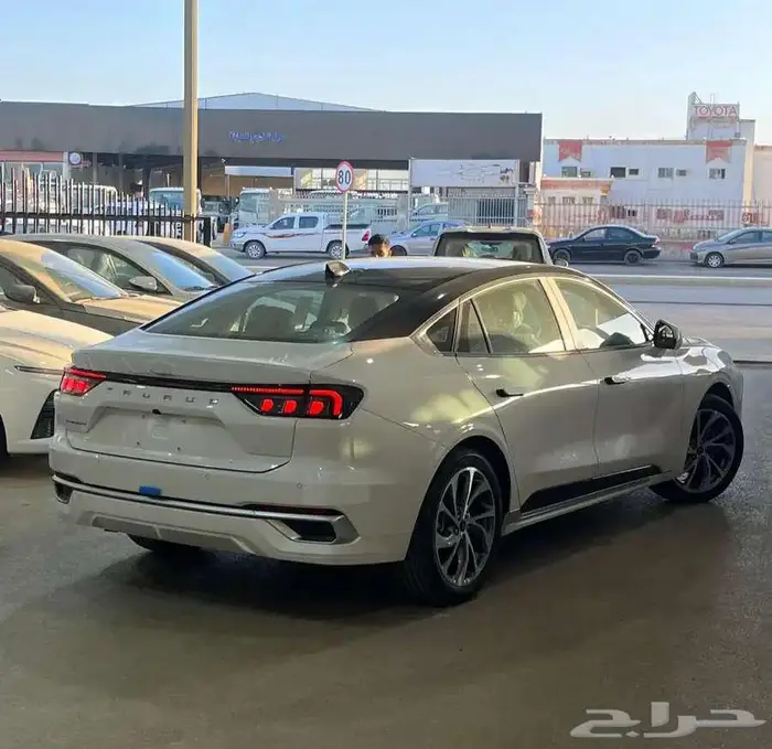 فورد تورس تيتانيوم 2025 ابيض 1