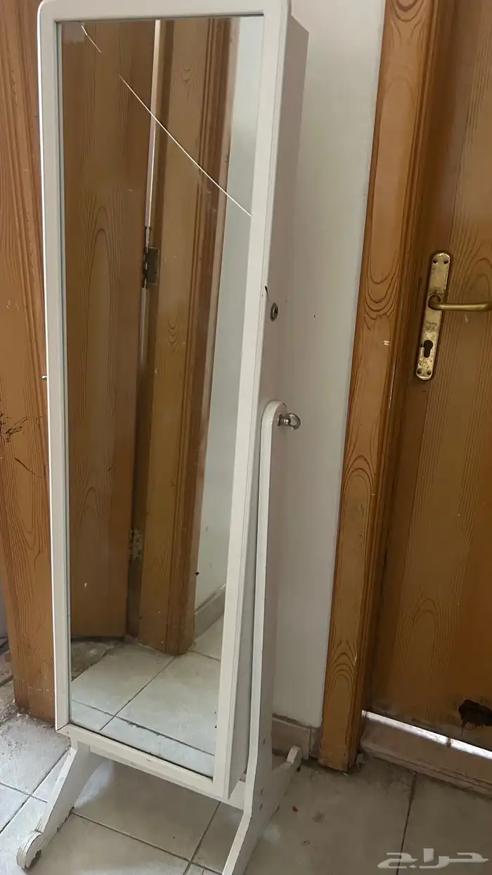 طاوله ومرايه وكرسي ودولاب 4
