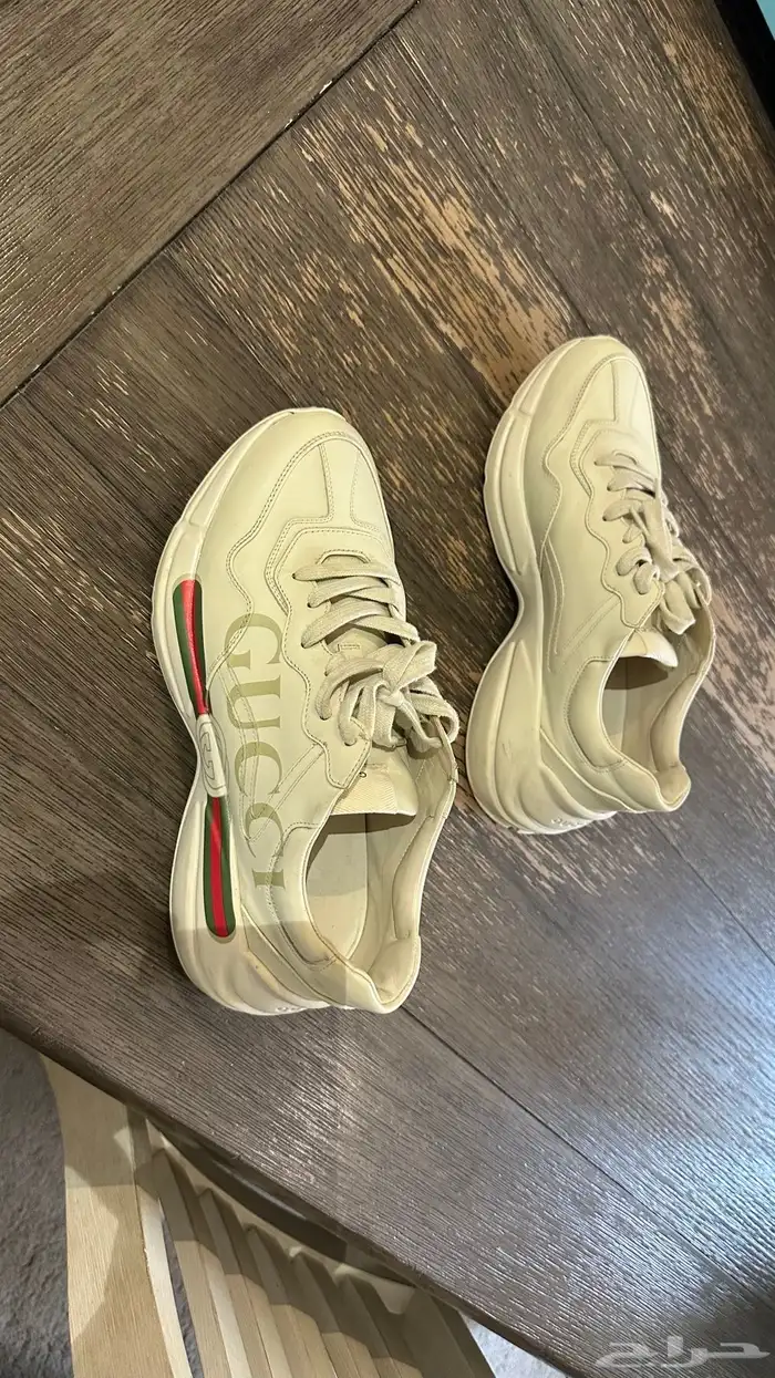 شوز جلد مع شعار قوتشي 2