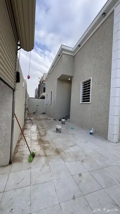 للبيع دور مستقل على ارض كامله في مقدمه الحى بالخميس 3