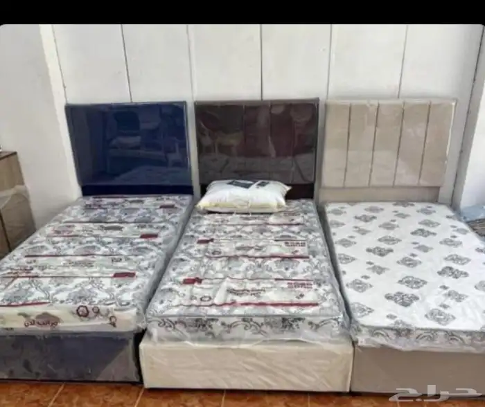 سرير خشب سرير حديد مراتب مخدات 0