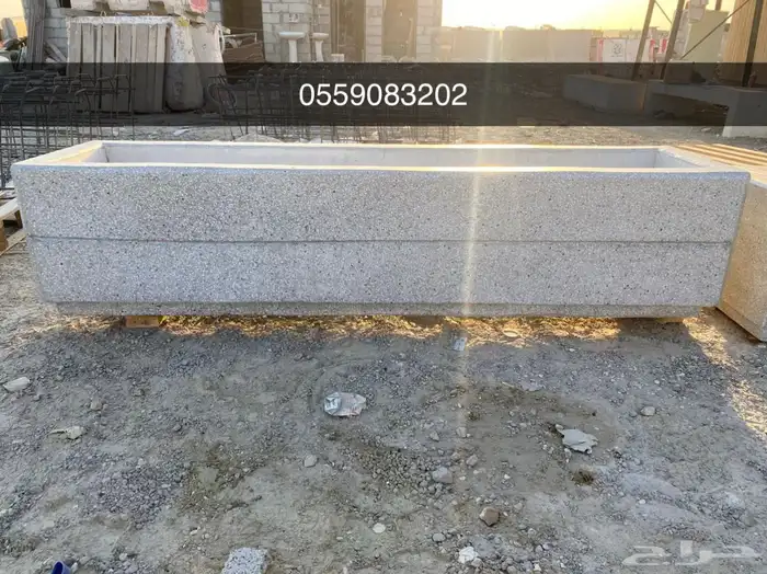 كراسي خرسانية سلات نفايات احواض زرع مصدات مواقف بريكاست 44