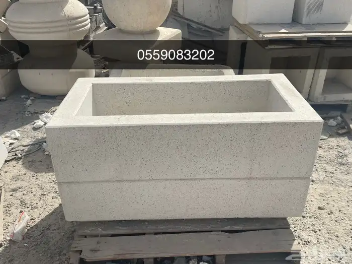 كراسي خرسانية سلات نفايات احواض زرع مصدات مواقف بريكاست 42