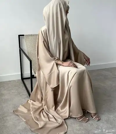 مصممة عبايات تحتاج خياط محترف جدا للتصاميم 0
