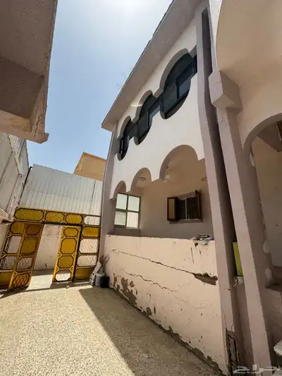 موقع في حي السداد الطائف موقع مميز عليها مبنى فيلا قديمه 37
