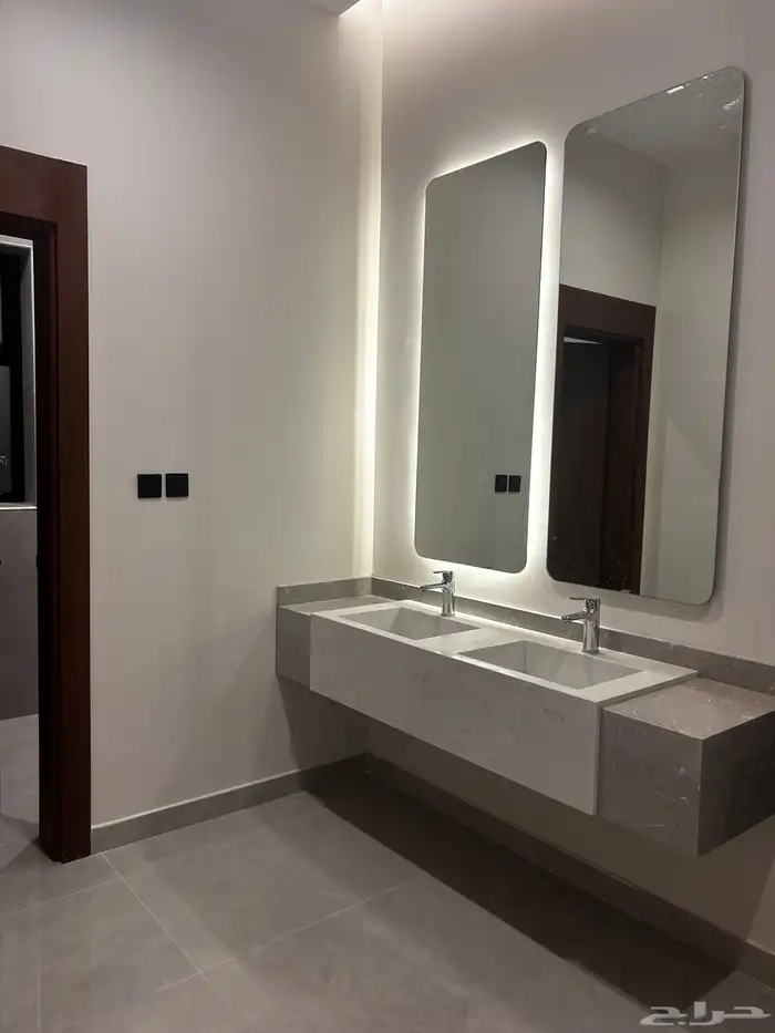 فله مساحه 450 درج جانبي دورين وملحق 8