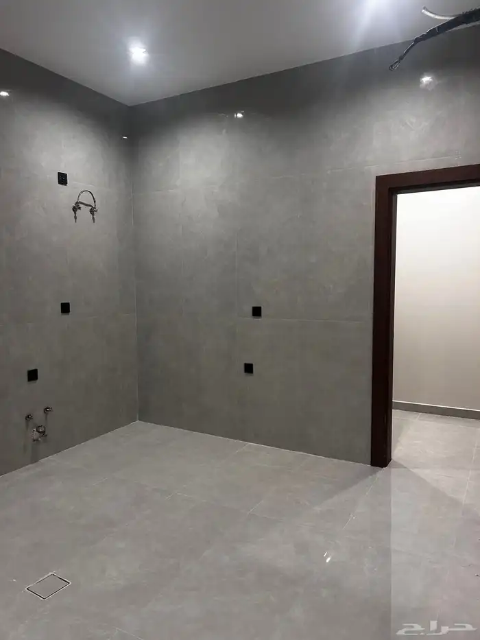 فله مساحه 450 درج جانبي دورين وملحق 18