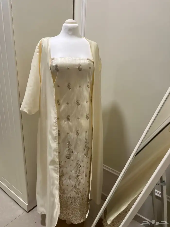 فستان مع قطعة عباءة 1