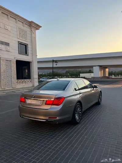 للبيع بي ام دبليو الفئة السابعة 740 5