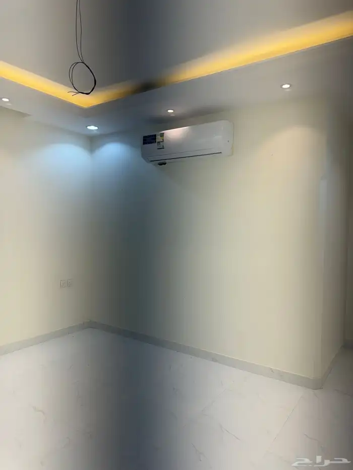 شقه 5 غرف جديده حي الرياض مجهزه بالمكيفات والمطبخ 1
