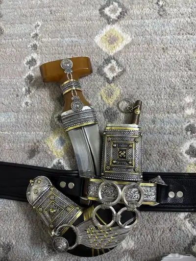 جنبية شبه فضة 1