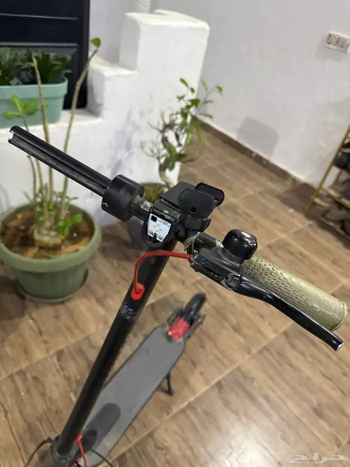 سكوتر ممتاز بس يد وحده الجلده حقتها مو موجوده سرعته ممتازه 1