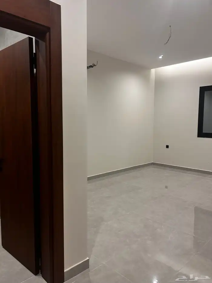 فله مساحه 450 درج جانبي دورين وملحق 19
