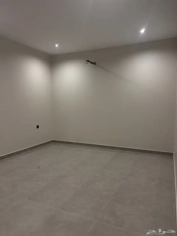 فله مساحه 450 درج جانبي دورين وملحق 5