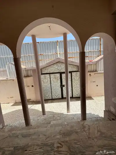 موقع في حي السداد الطائف موقع مميز عليها مبنى فيلا قديمه 42