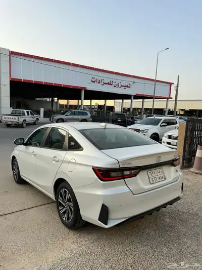 تويوتا يارس 2024 نص فل بنزين عداد 57 اللون ابيض 7