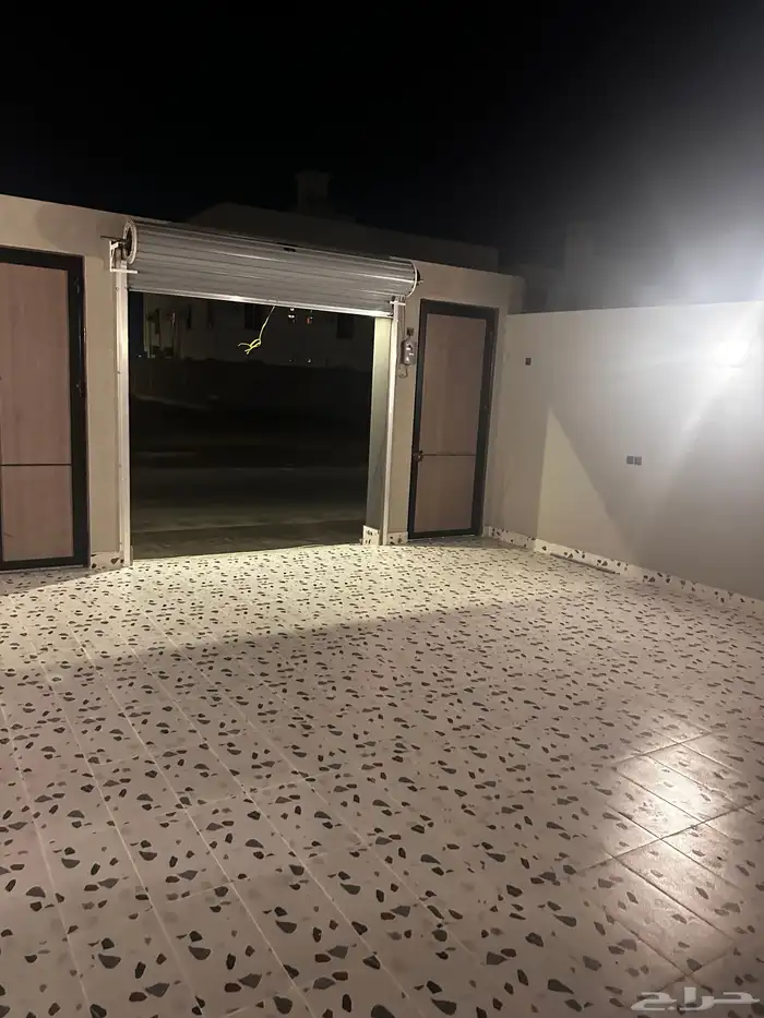 فله مساحه 450 درج جانبي دورين وملحق 20