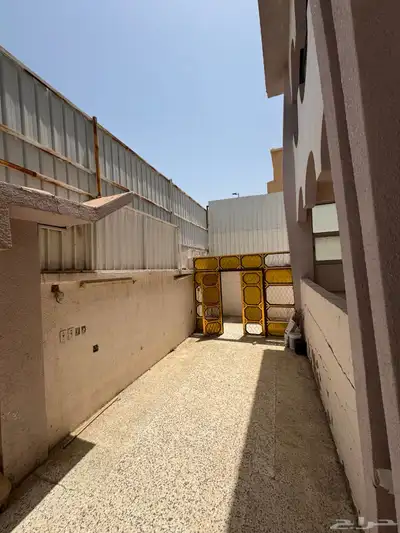 موقع في حي السداد الطائف موقع مميز عليها مبنى فيلا قديمه 39