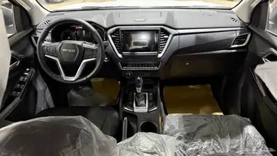 ايسوزو ديماكس غمارتين توماتيك LX موديل 2024 لوحات صادره 8