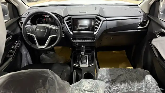 ايسوزو ديماكس غمارتين توماتيك LX موديل 2024 لوحات صادره 8