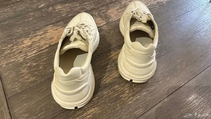 شوز جلد مع شعار قوتشي 1