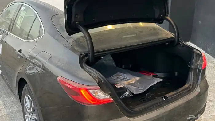 كامري E 2025 بنزين اسود 4