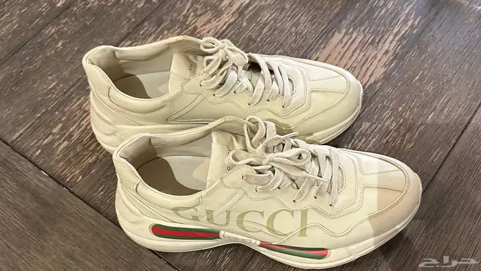 شوز جلد مع شعار قوتشي 0