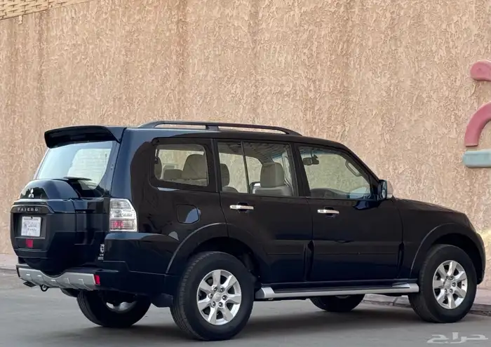 مستبيشي باجيرو GLS 2020 لون اسود 11
