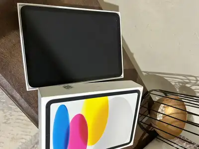 ايباد الجيل العاشر 256 جيجا فضي مع قلم و كفر حماية 2