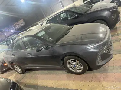 هونداي اكسنت فليت 2025 ابيض سقف اسود و رصاصي و زيتي 2