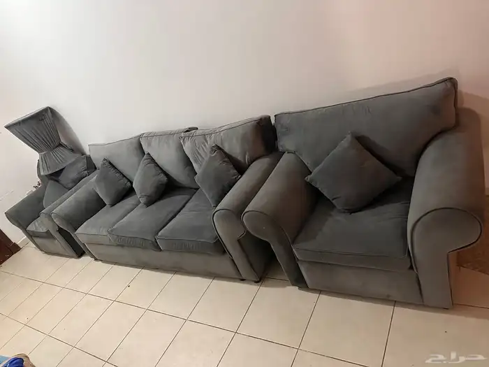 كنب نضيف جدا استخدام بسيط مع 2 طاولات اكل 0