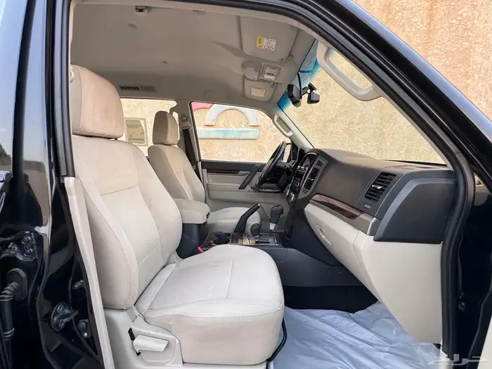 مستبيشي باجيرو GLS 2020 لون اسود 19
