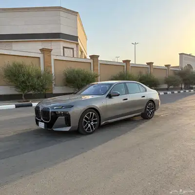 BMW 2023 الفئة السابعة 735 0