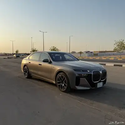 BMW 2023 الفئة السابعة 735 1