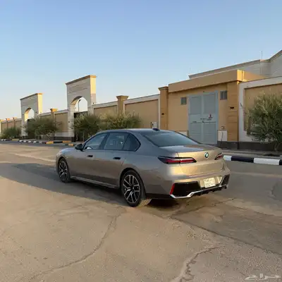 BMW 2023 الفئة السابعة 735 4