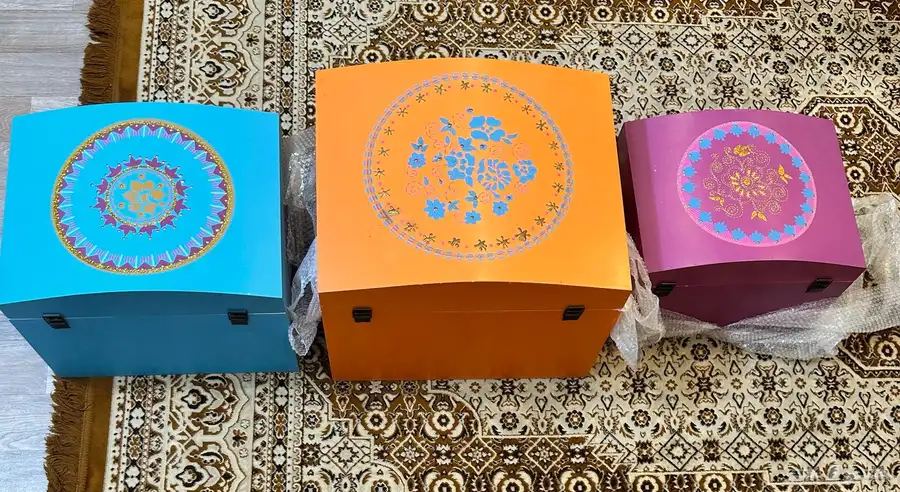 طقم خزانة تحف خشبيه مزخرفه جديد 0