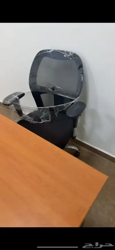 طاولة مكتب وكرسي ورف حديد مقاس مترين في مترين للبيع 1