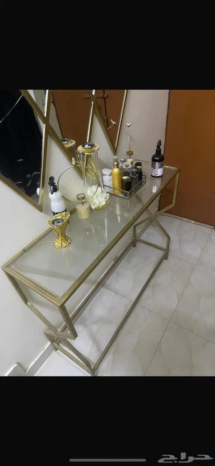 طاولات وثلاجه للبيع 1