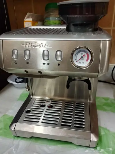 مكينه قهوه شبه جديده بجميع ملحقاتها 0