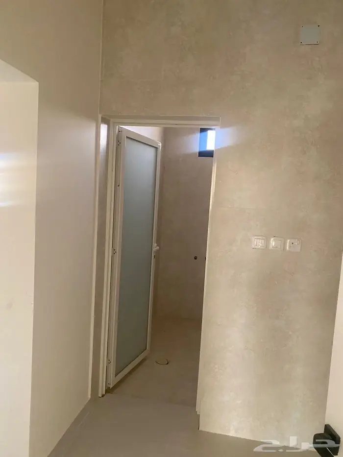 للبيع فيلا وارض سكنيه مساحة كبيره حي المملكه 12