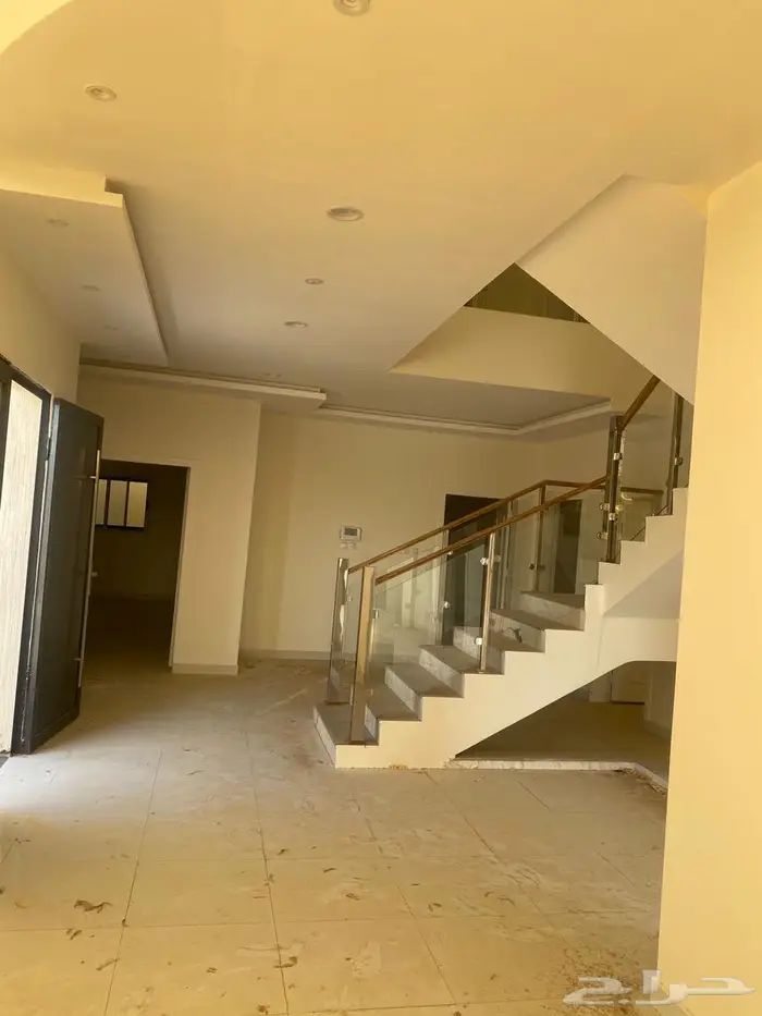 للبيع فيلا وارض سكنيه مساحة كبيره حي المملكه 5