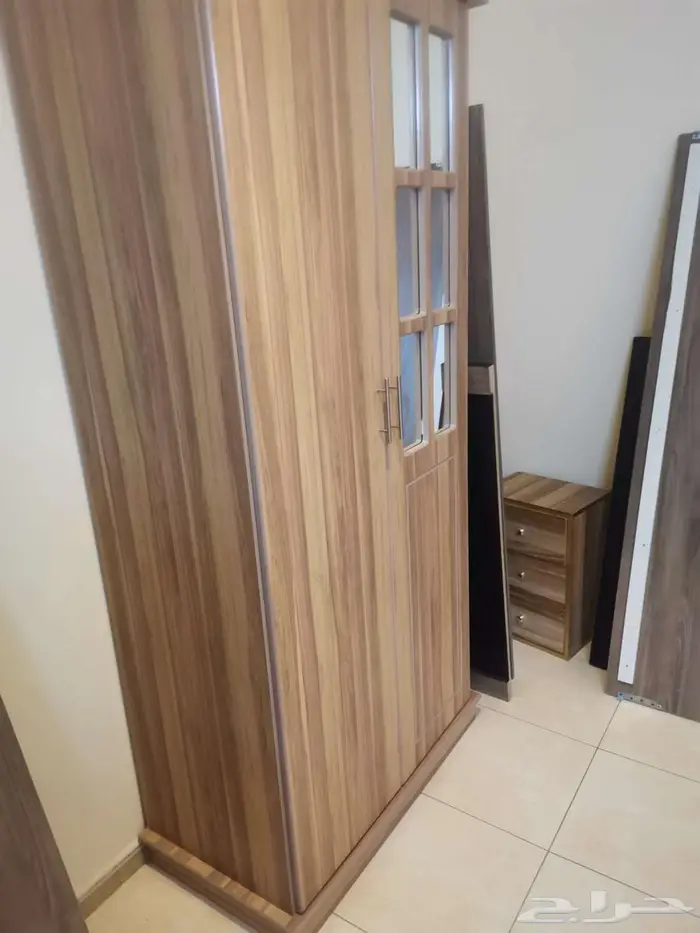 دولاب وكمودينو بحالة ممتازه استخدام شهر ونص 1